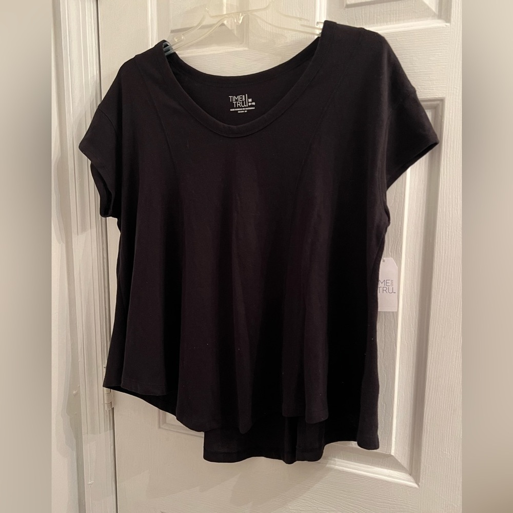 Size medium black curve line shaped flowy knit shirt